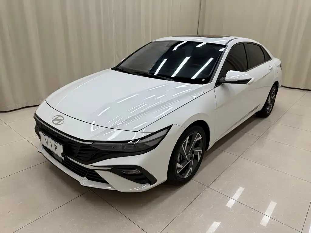Hyundai Elantra — фото 1