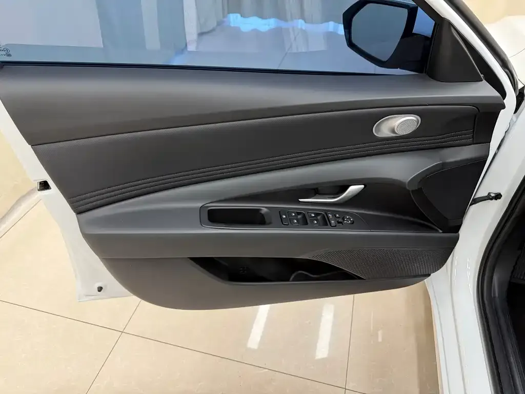 Hyundai Elantra — фото 2