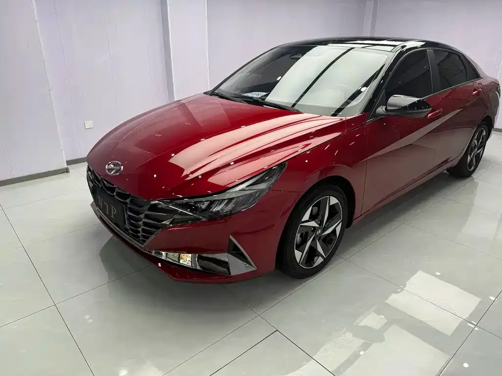 Hyundai Elantra — фото 1