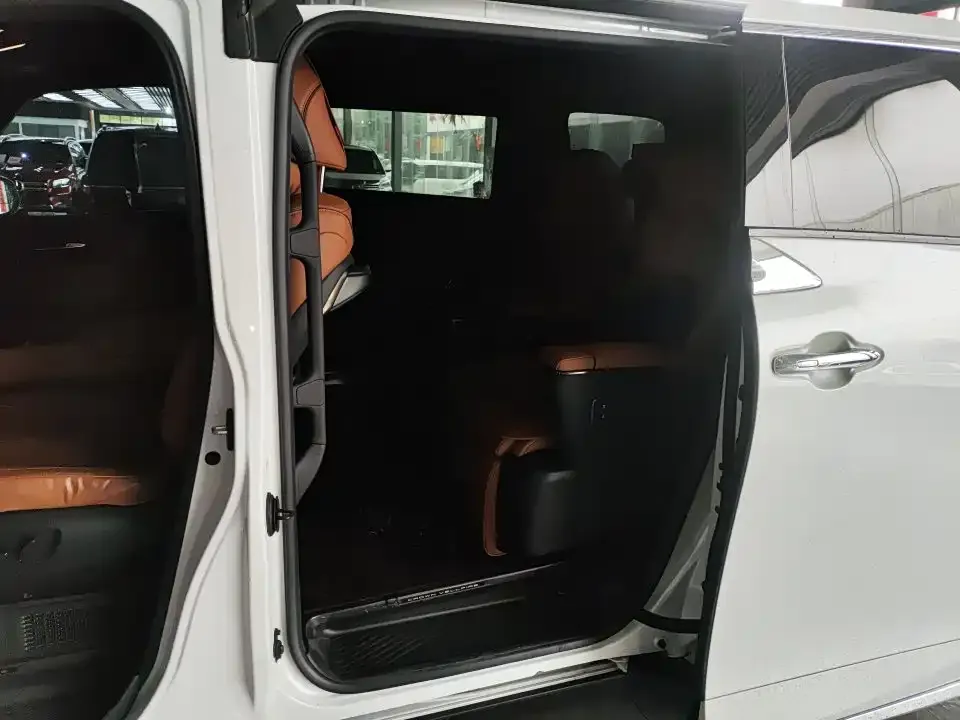 Toyota Vellfire — фото 2