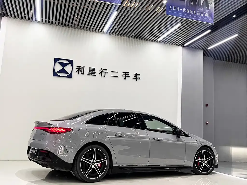 Mercedes-Benz EQE AMG — фото 10