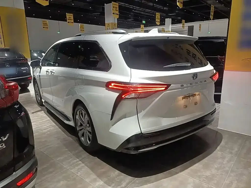 Toyota Sienna — фото 5