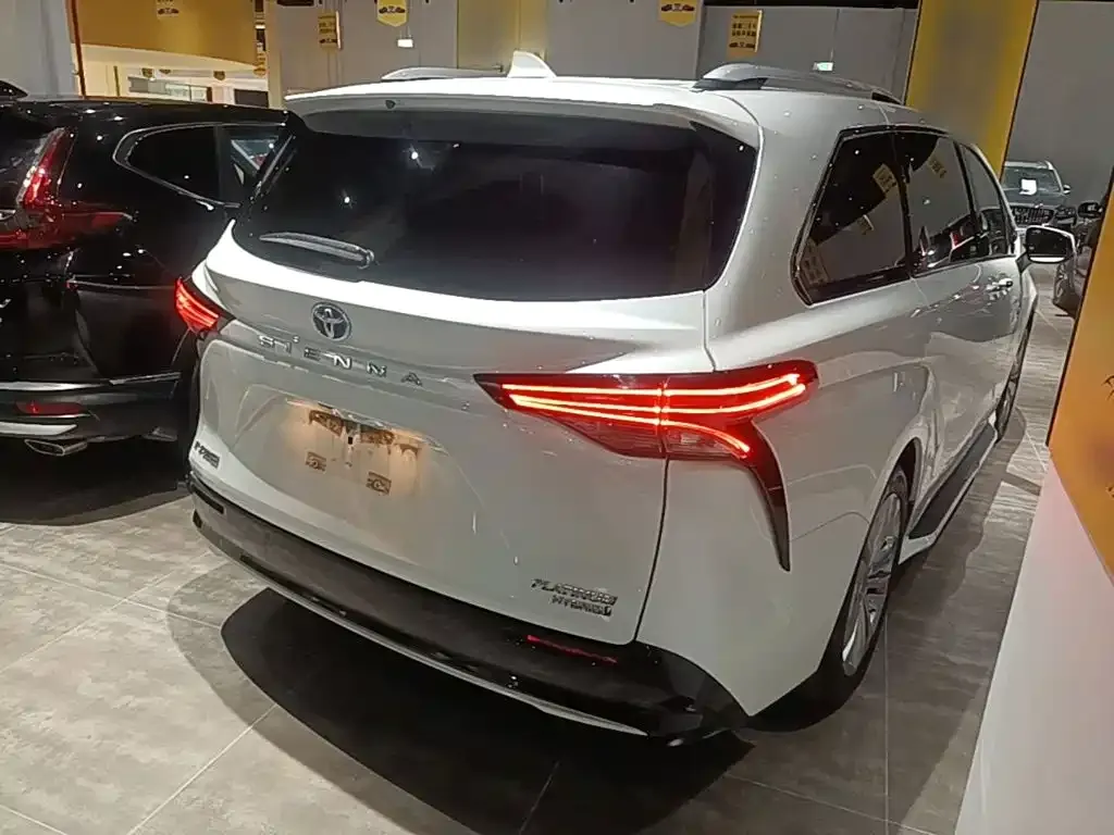 Toyota Sienna — фото 9