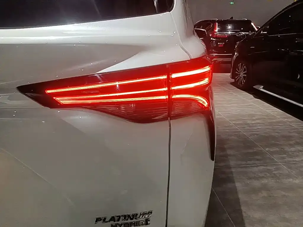 Toyota Sienna — фото 4