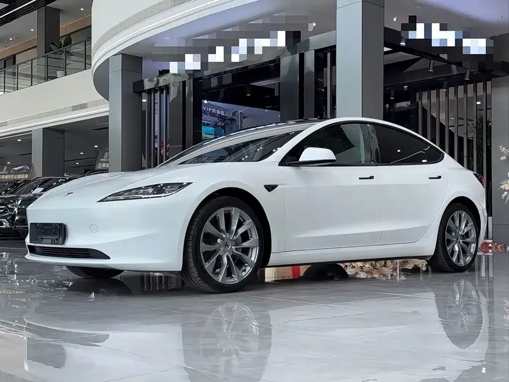 Tesla Model 3 — фото 1