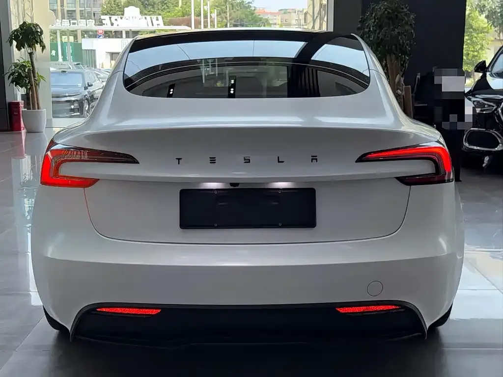 Tesla Model 3 — фото 10