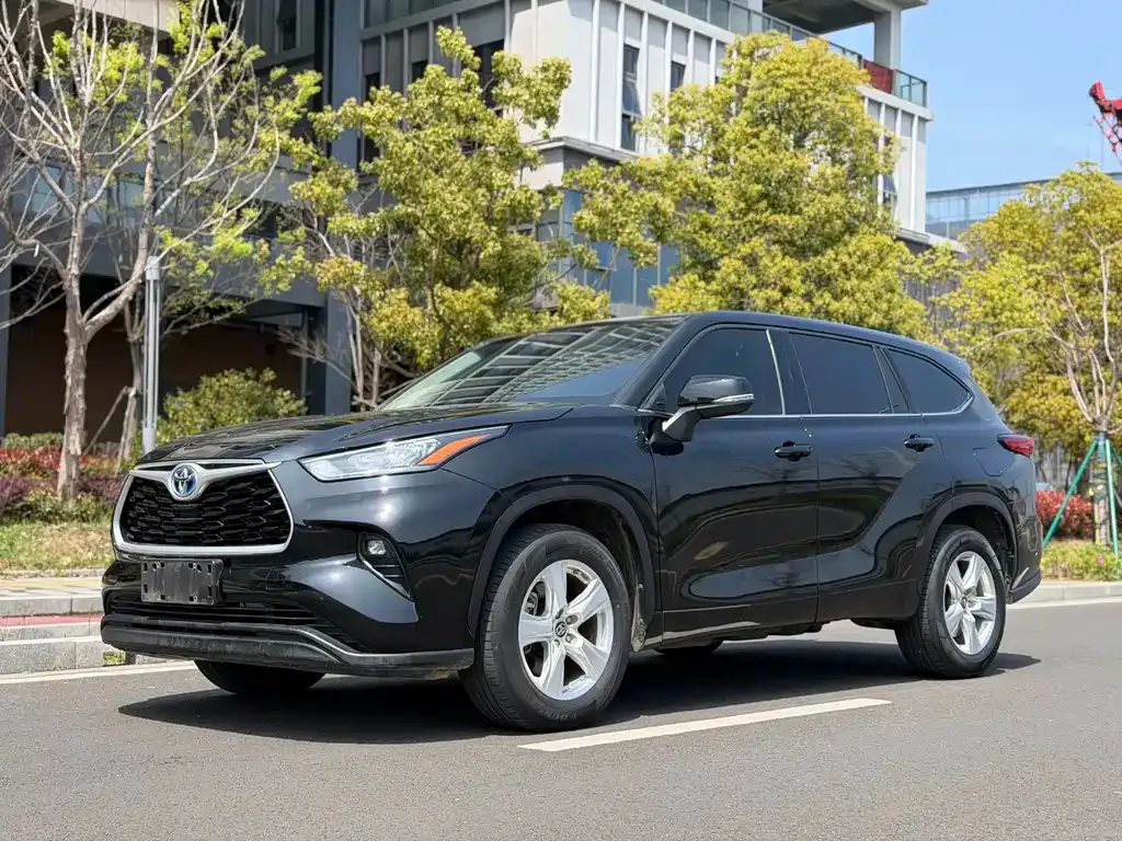 Toyota Highlander — фото 1