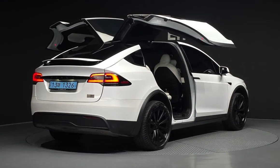 Tesla Model X — фото 7