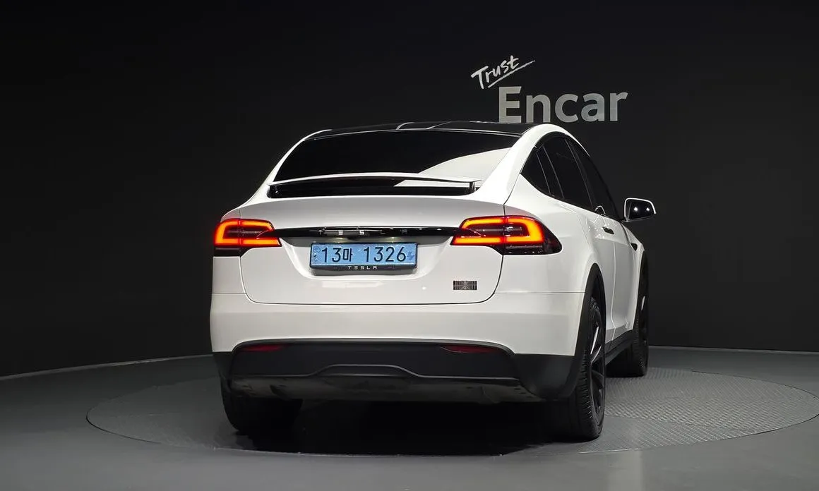 Tesla Model X — фото 2