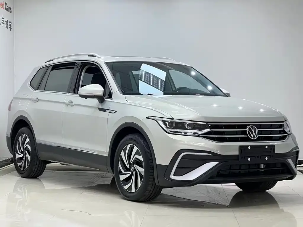 Volkswagen Tiguan L — фото 10