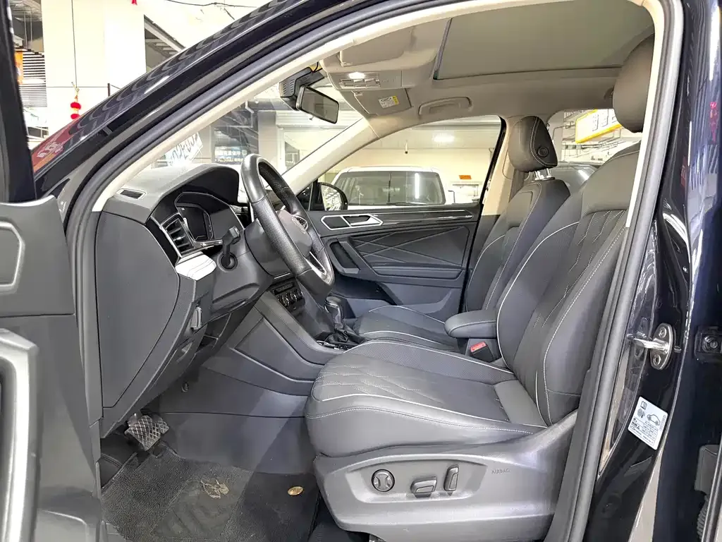 Volkswagen Tiguan L — фото 2