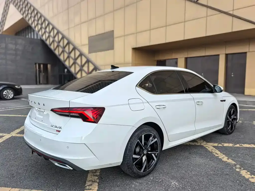 Skoda Octavia — фото 9