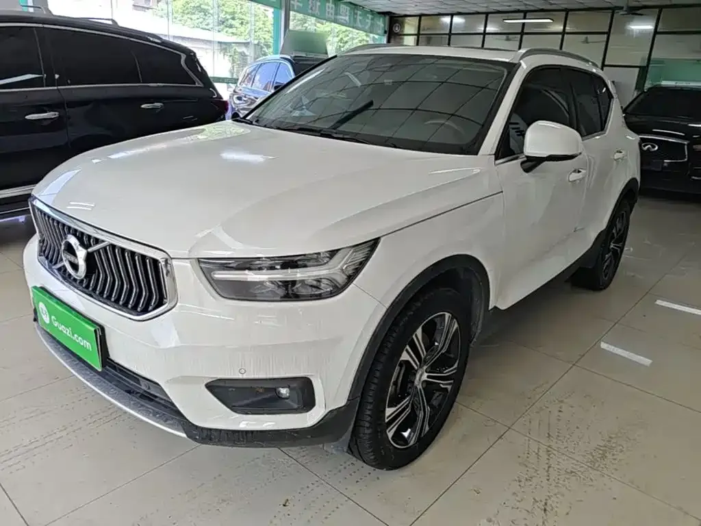 Volvo XC40 — фото 1