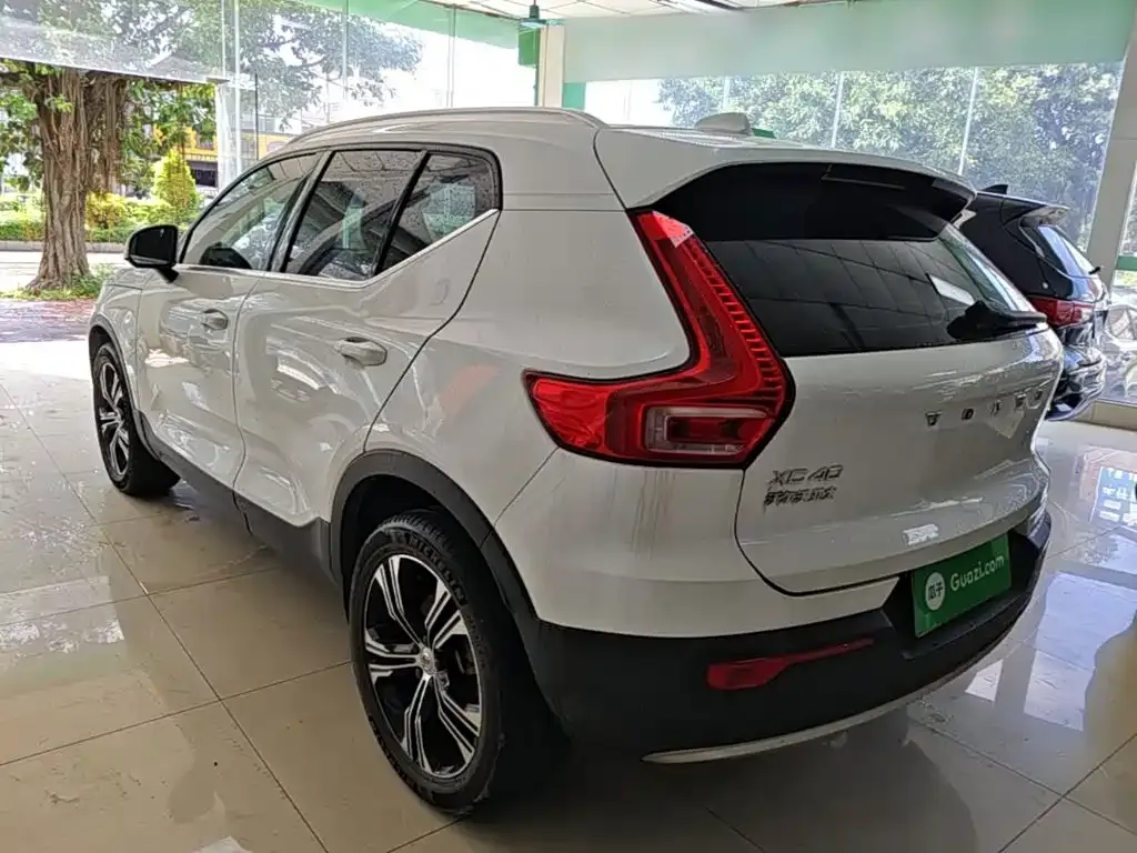 Volvo XC40 — фото 10