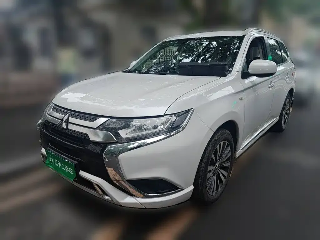 Mitsubishi Outlander — фото 1