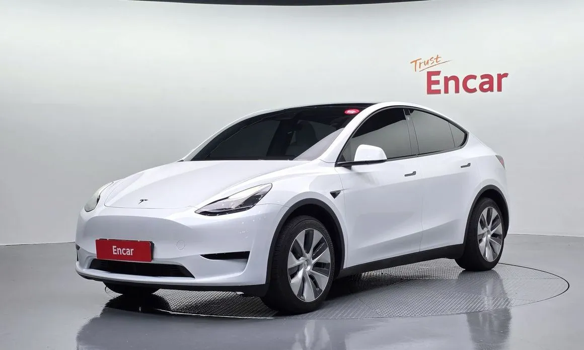 Tesla Model Y — фото 1