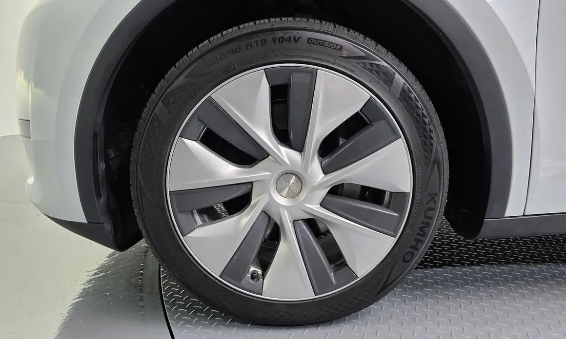 Tesla Model Y — фото 9