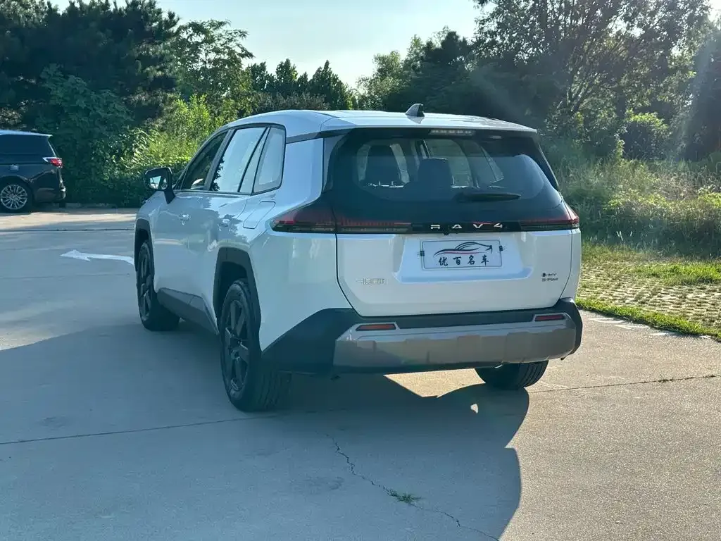 Toyota RAV4 — фото 7