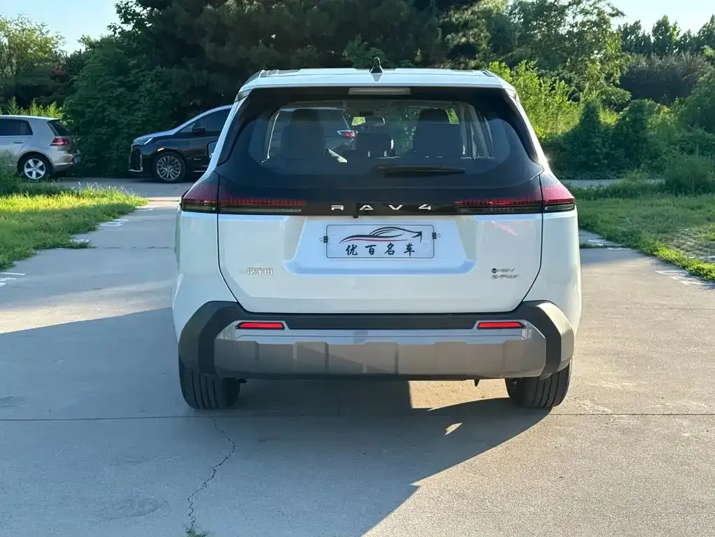 Toyota RAV4 — фото 8