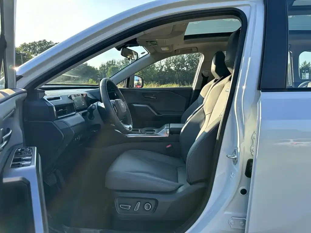 Toyota RAV4 — фото 10