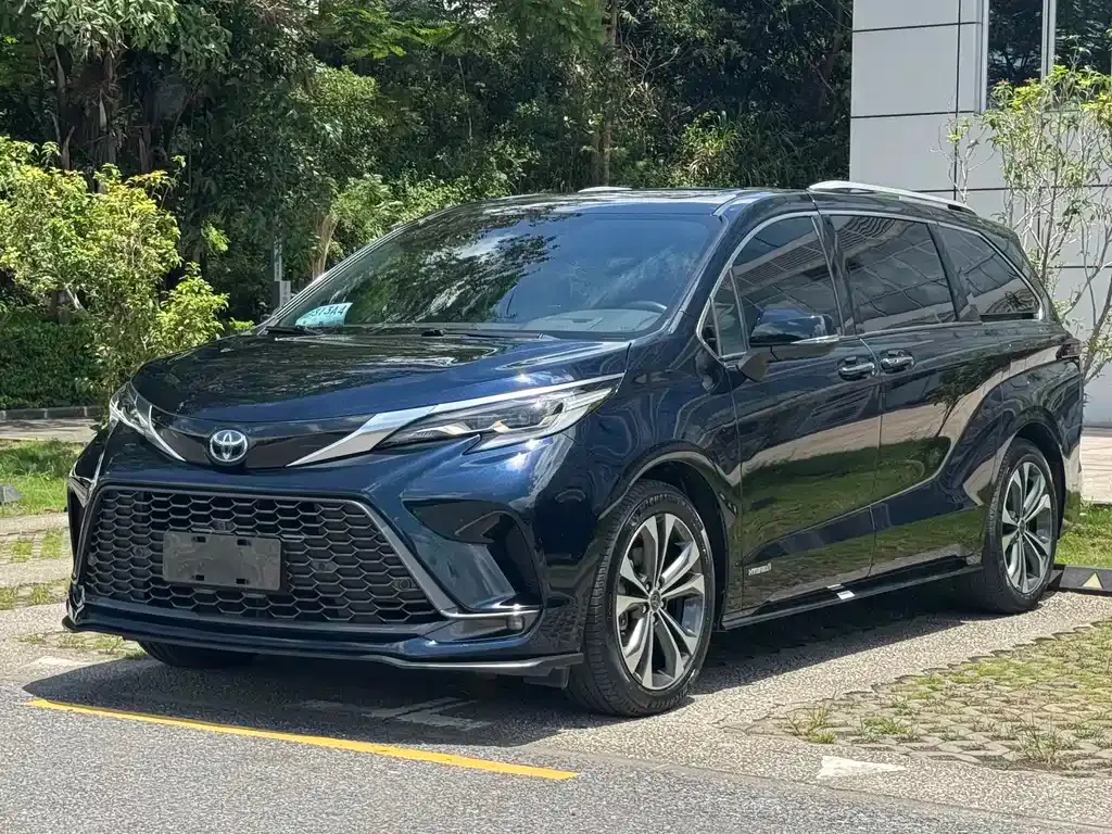 Toyota Granvia — фото 1