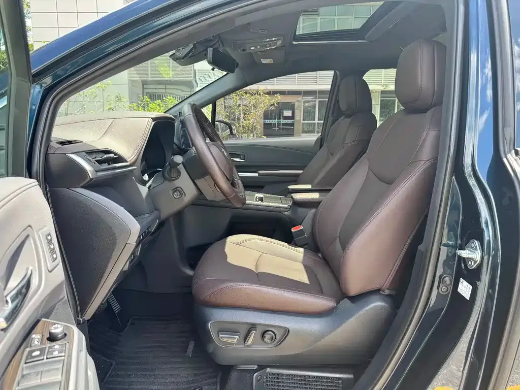 Toyota Granvia — фото 6