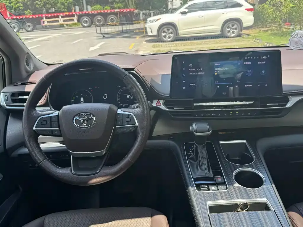 Toyota Granvia — фото 4