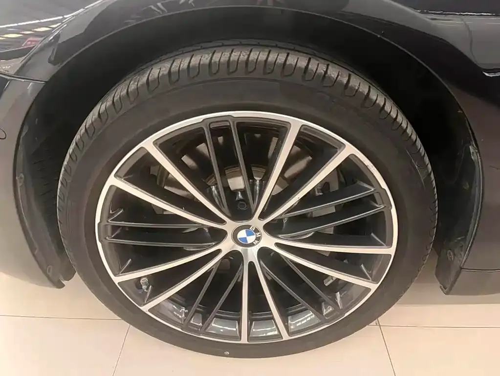 BMW 5 Series — фото 4