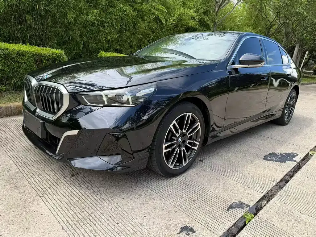 BMW 5 Series — фото 1