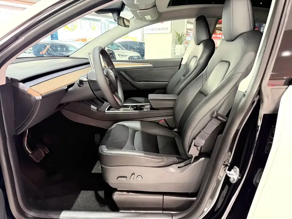 Tesla Model Y — фото 10