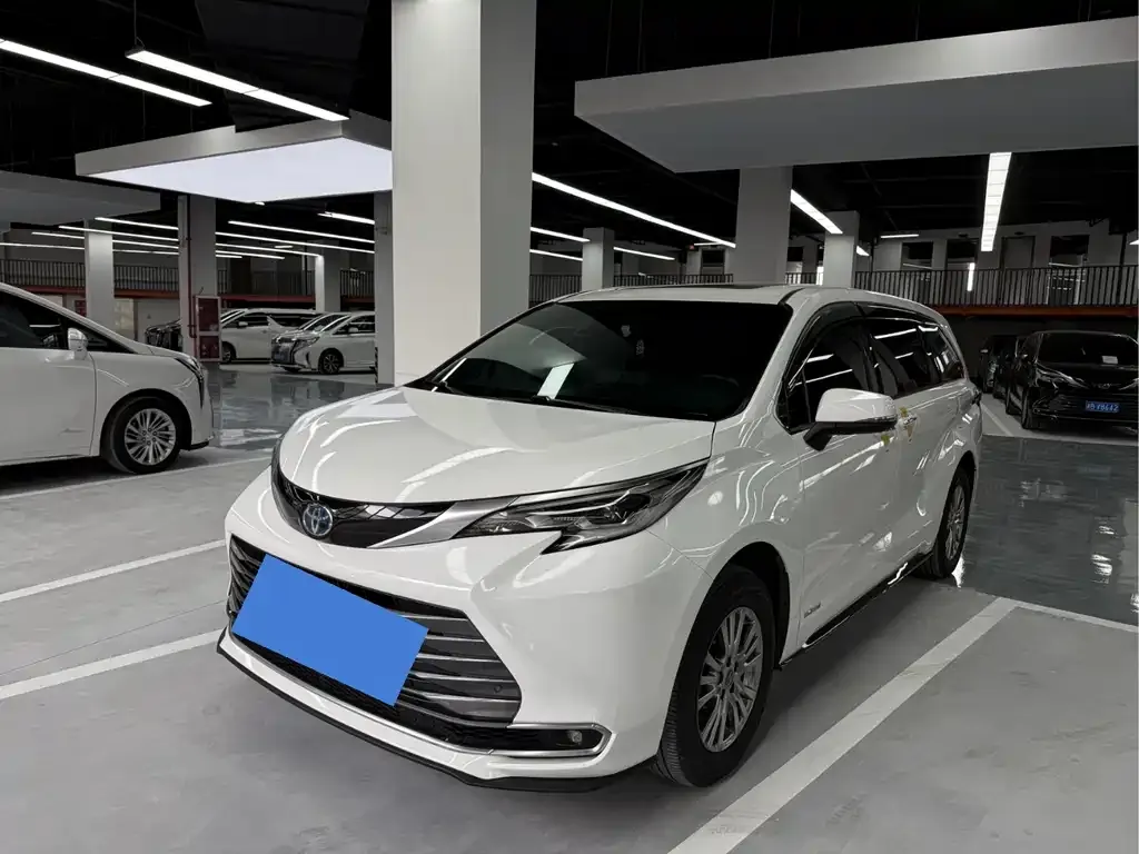 Toyota Sienna — фото 1