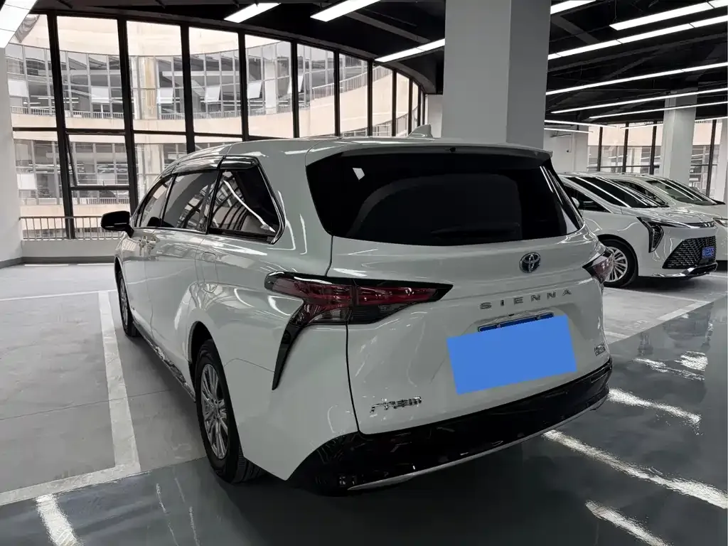 Toyota Sienna — фото 2