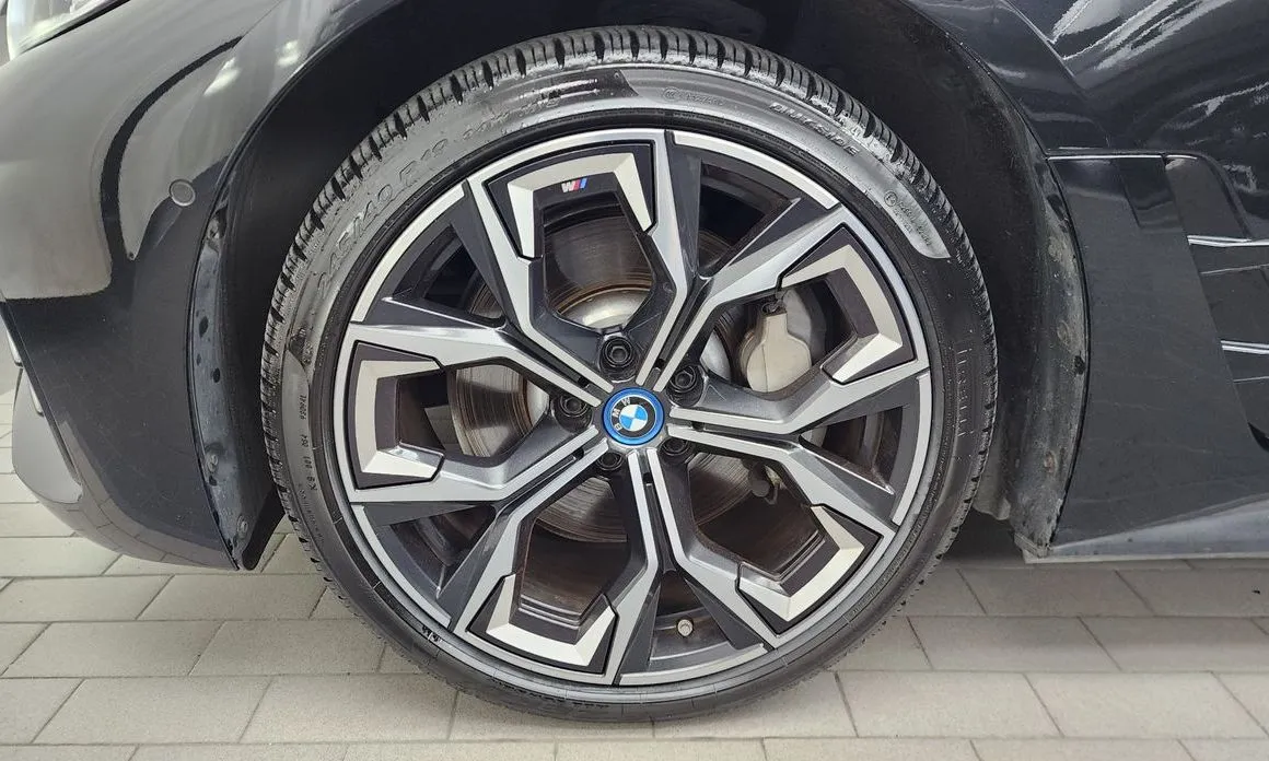 BMW i4 — фото 10