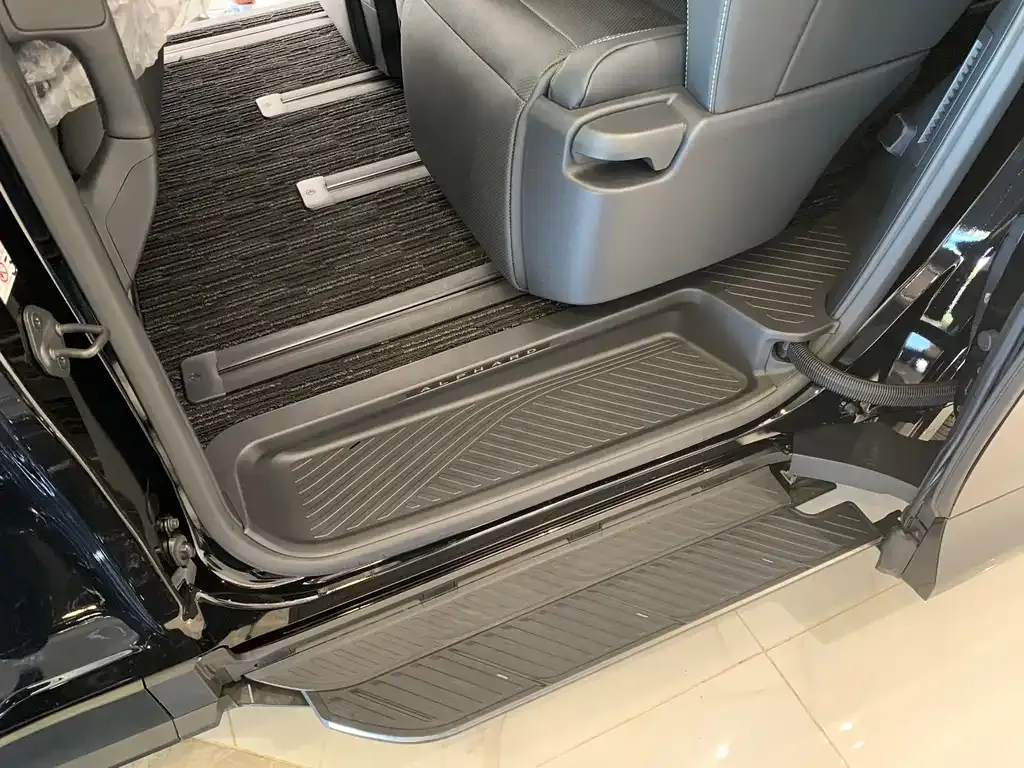 Toyota Alphard — фото 7