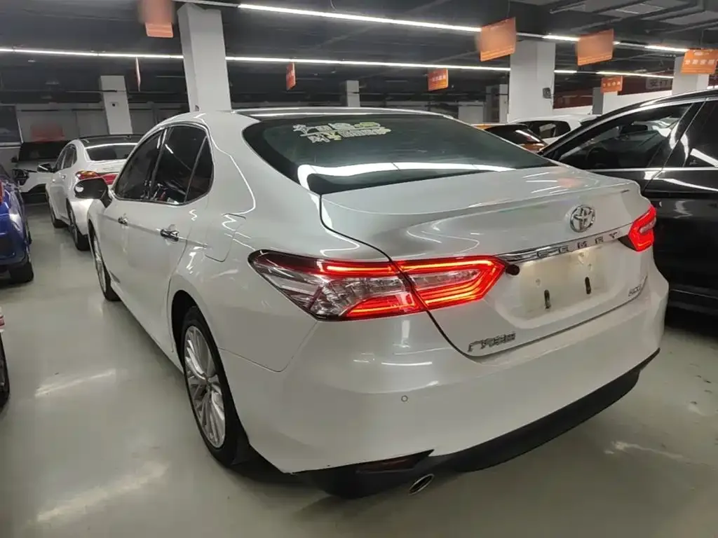 Toyota Camry — фото 5