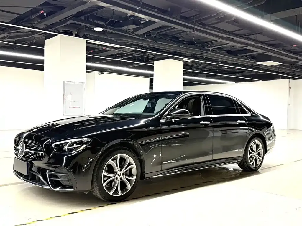 Mercedes-Benz E-Class — фото 1