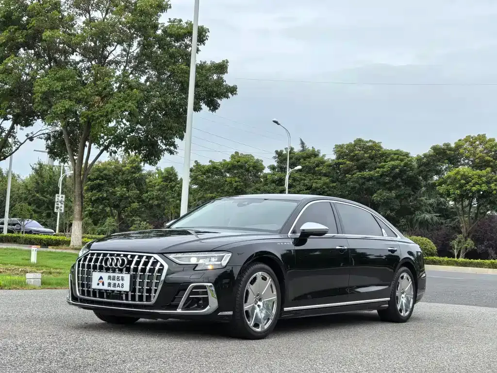 Audi A8 — фото 1
