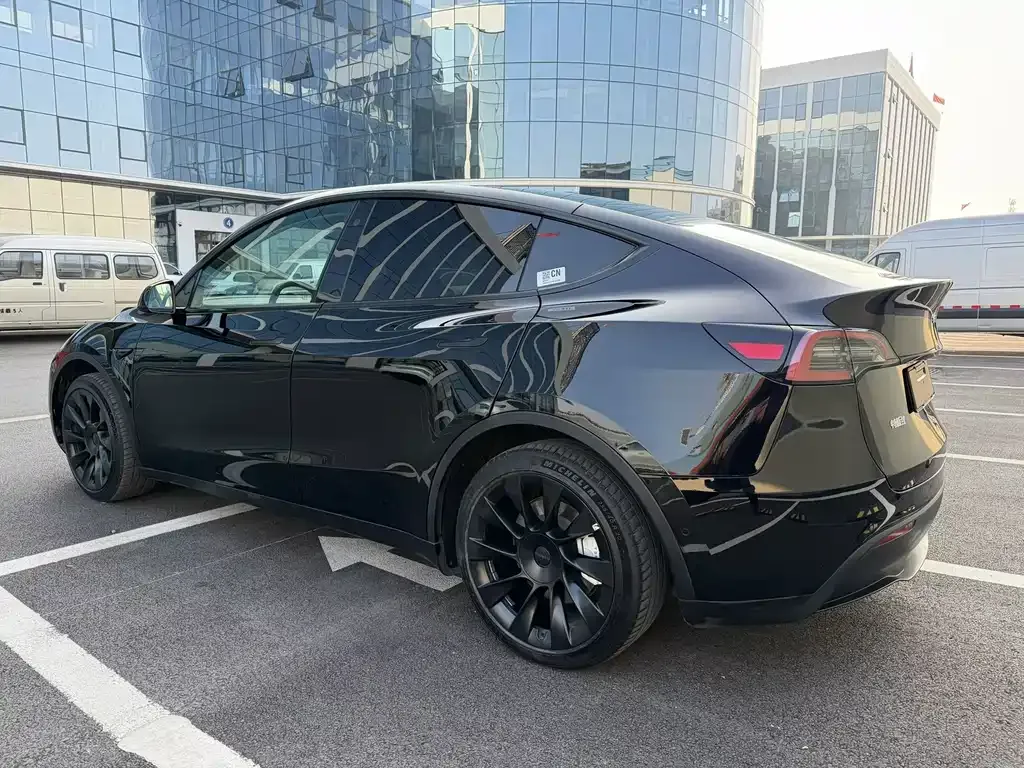 Tesla Model Y — фото 5