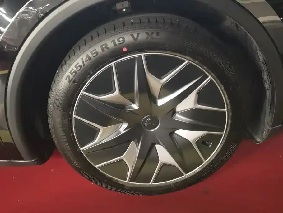 Tesla Model Y L — фото 3