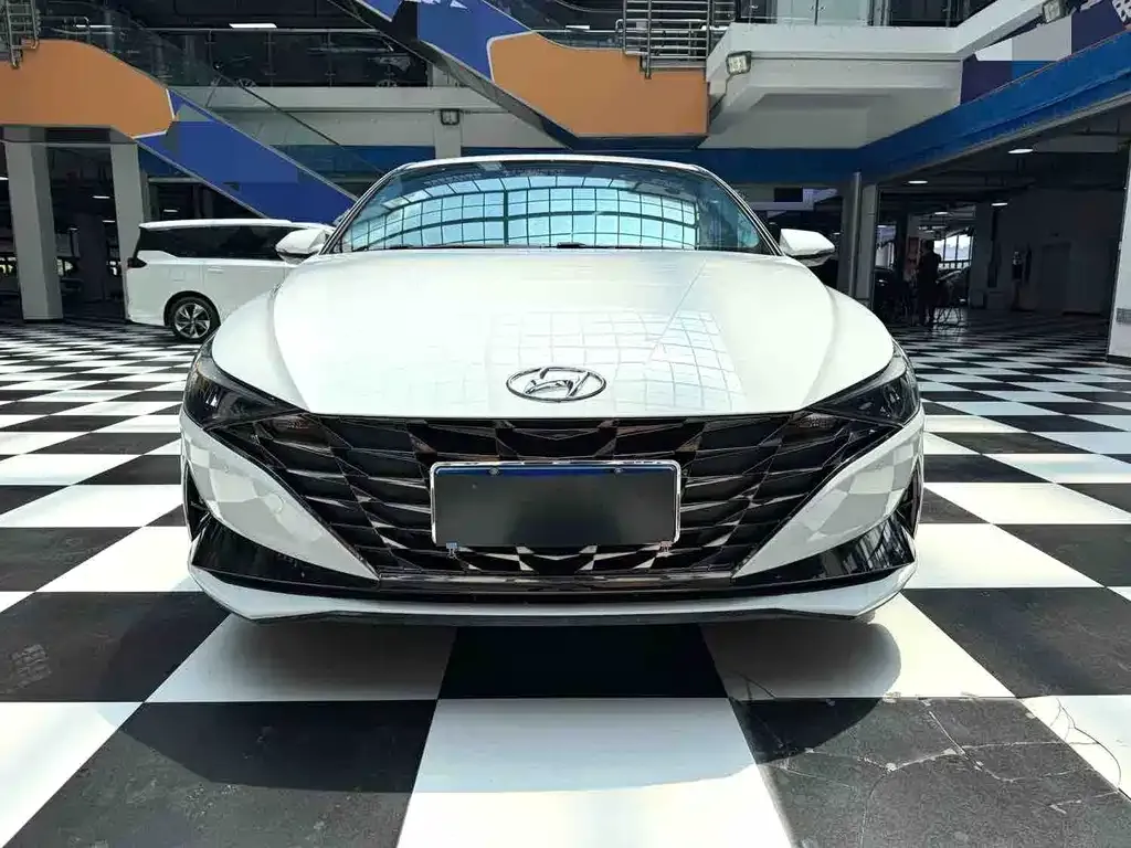 Hyundai Elantra — фото 2