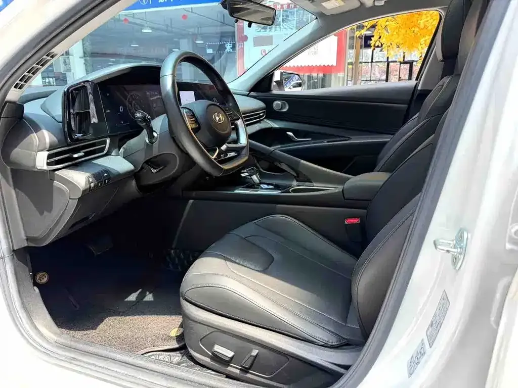 Hyundai Elantra — фото 3