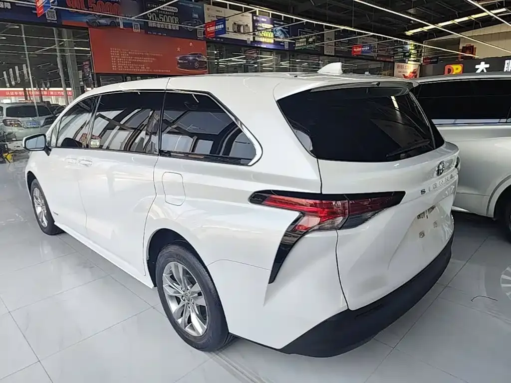 Toyota Sienna — фото 7