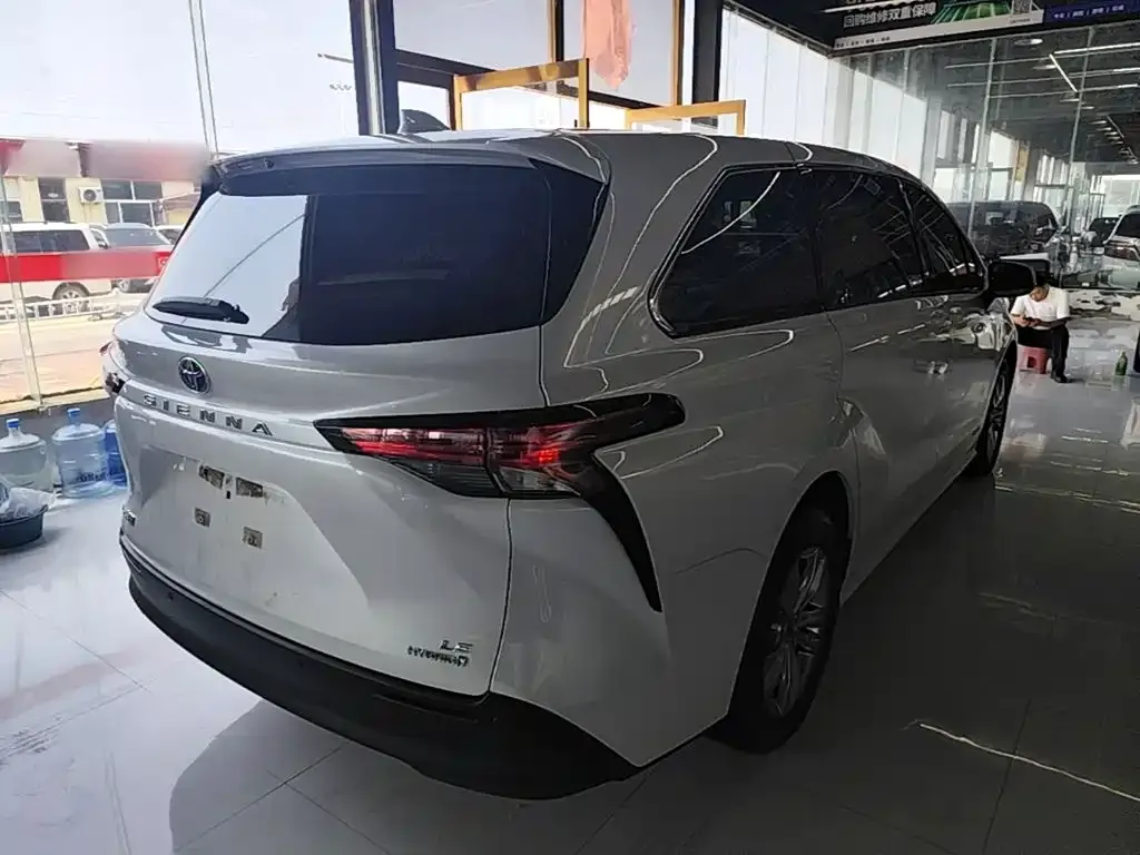 Toyota Sienna — фото 3