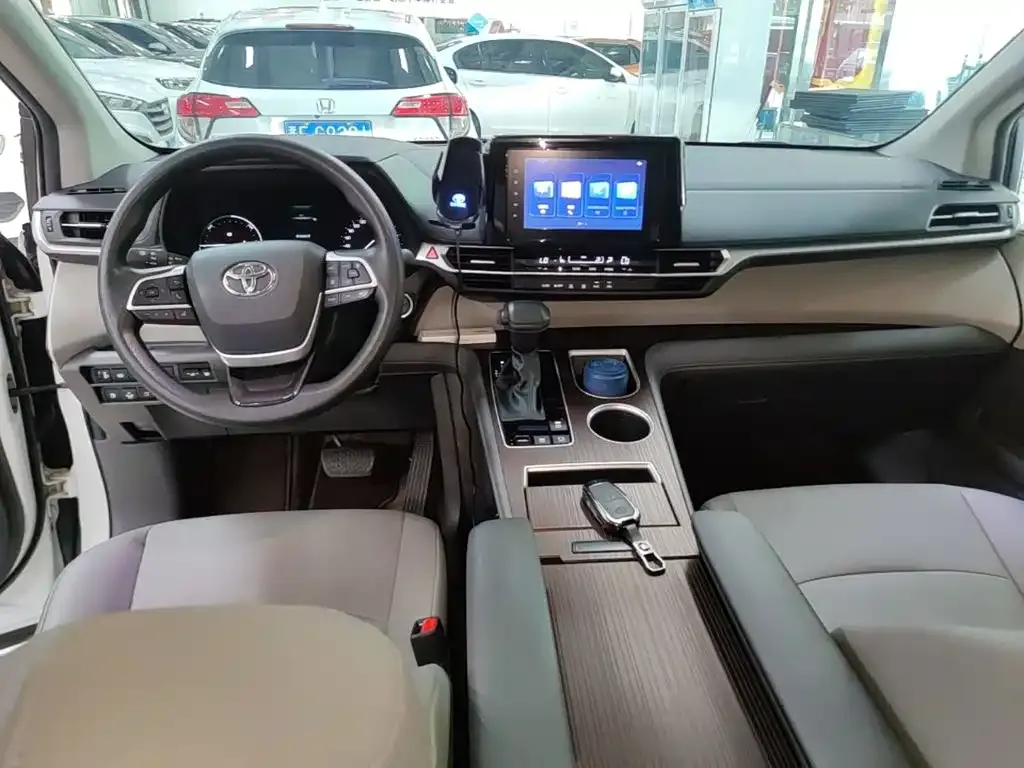 Toyota Granvia — фото 3