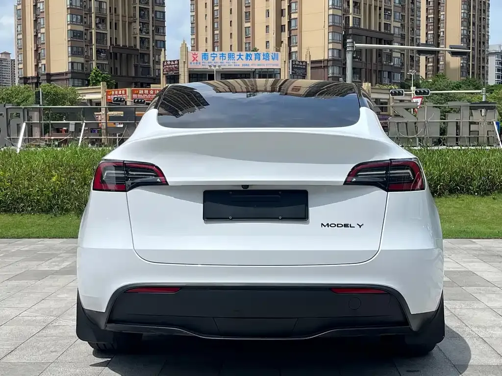 Tesla Model Y — фото 9