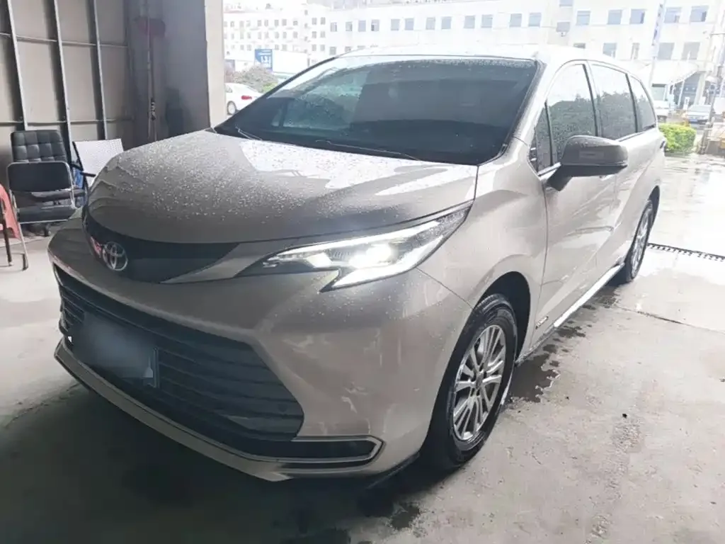 Toyota Sienna — фото 1