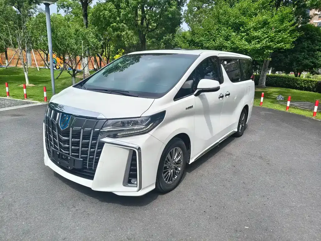 Toyota Alphard — фото 1