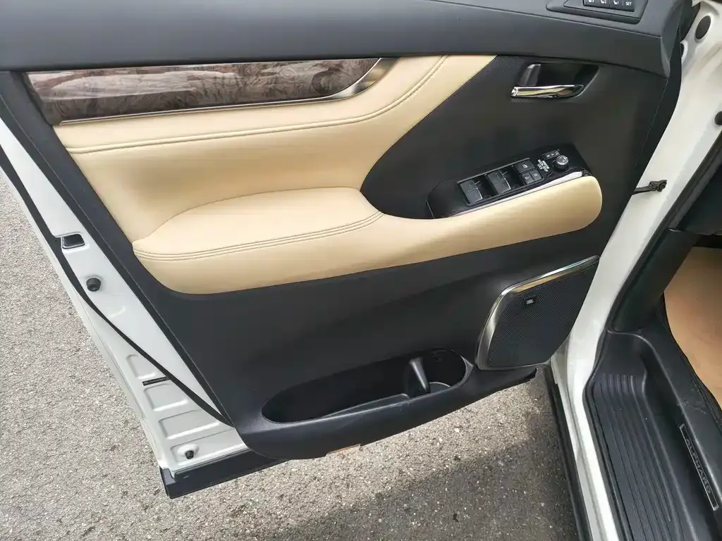 Toyota Alphard — фото 4