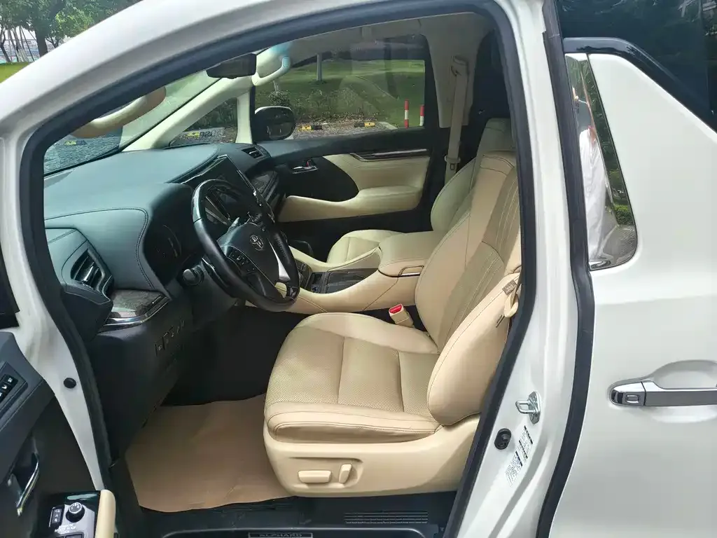 Toyota Alphard — фото 7