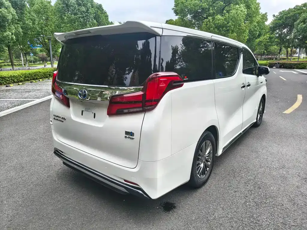 Toyota Alphard — фото 8